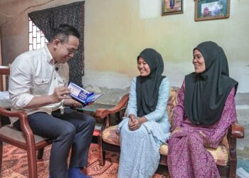 STEVEN Sim Chee Keong (kiri) bersama Nurul Amani Zabani (tengah) dan ibunya yang dikenali sebagai Puan Asma ketika ditemui di rumah mereka di Permatang Pauh, Pulau Pinang minggu lepas.-GAMBAR/FACEBOOK STEVEN SIM CHEE KEONG