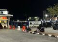 SEBAHAGIAN ibu bapa yang menunggu anak-anak mereka yang ditahan di IPD Pasir Mas, Kelantan malam tadi.