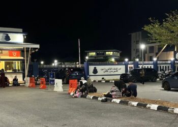 SEBAHAGIAN ibu bapa yang menunggu anak-anak mereka yang ditahan di IPD Pasir Mas, Kelantan malam tadi.
