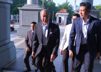 BEKAS Perdana Menteri, Tan Sri Muhyiddin Yassin hadir ke Mahkamah Tinggi Kuala Lumpur bagi sambung perbicaraan atas empat tuduhan salah guna kedudukan membabitkan suapan berjumlah RM225.3 juta dan tiga kes pengubahan wang haram berjumlah RM200 juta. UTUSAN/ M. FIRDAUS M. JOHARI