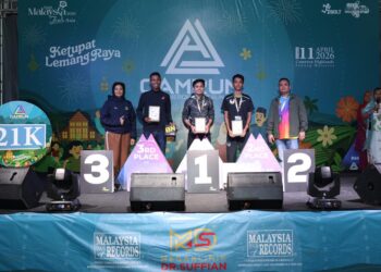 Ahmad Syakir (tengah) menjuarai kategori 21km Camrun dengan catatan masa sejam 19 minit pada 2026 sekali gus memecahkan rekod  Mohd Syahidan Alias pada 2025 yang mencatatkan masa sejam 20 minit.