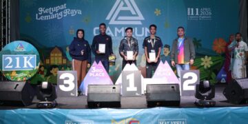 Ahmad Syakir (tengah) menjuarai kategori 21km Camrun dengan catatan masa sejam 19 minit pada 2026 sekali gus memecahkan rekod  Mohd Syahidan Alias pada 2025 yang mencatatkan masa sejam 20 minit.