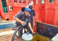 RAMPASAN diesel yang cuba diseleweng menggunakan bot nelayan dirampas menerusi Op Tiris 4.0 oleh Kementerian Perdagangan Dalam Negeri dan Kos Sara Hidup (KDPN) Kelantan di jeti nelayan Kampung Geting, Tumpat, Kelantan semalam.-UTUSAN/ROHANA ISMAIL.