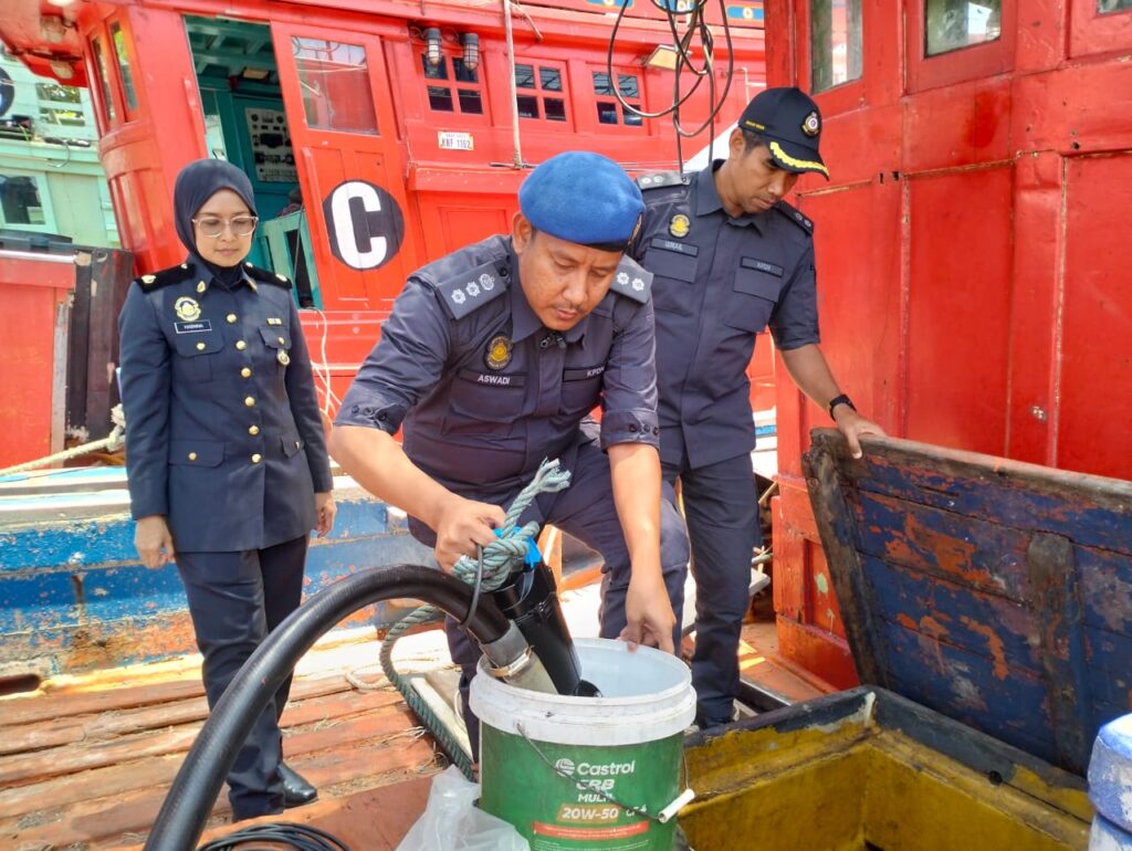 Guna tangki ubah suai, ruang simpanan ikan seludup diesel ke luar nagara