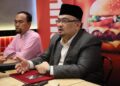 MOHAMED Fadzli Hassan semasa sidang media selepas menghadiri Majlis Menandatangani Memorandum Persefahaman Antara Ahmad's dan Perbadanan Menteri Besar Kelantan (PMBK) Development di Tunjong, Kota Bharu, Kelantan.-UTUSAN/KAMARUL BISMI KAMARUZAMAN