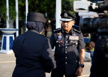 MOHD. Yusoff Mamat (kanan) beramah mesra dengan anggota selepas merasmikan Perhimpunan Bulanan Polis di Ibu Pejabat Polis Kontinjen (IPK) Kelantan hari ini-UTUSAN/KAMARUL BISMI KAMARUZAMAN.