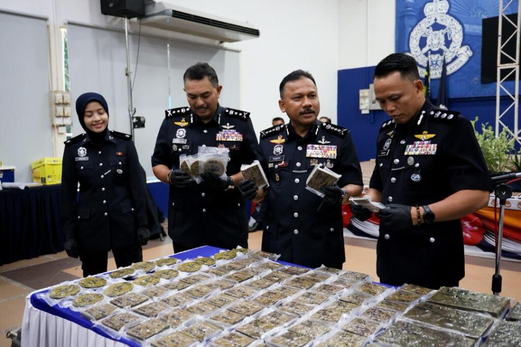 Bapa penyelaras, anak jadi penghantar ganja