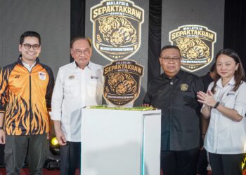 PERDANA Menteri, Datuk Seri Anwar Ibrahim (dua dari kiri), Menteri Belia dan Sukan, Dr. Mohammed Taufiq Johari (kiri), Menteri di Jabatan Perdana Menteri (Wilayah Persekutuan), Hannah Yeoh (kanan) dan Presiden Persekutuan Sepaktakraw Malaysia (PSM), Datuk Mohd Sumali Reduan (dua dari kanan) ketika bergambar selepas menyempurnakan gimik perasmian logo Akademi Sepak Takraw Malaysia pada Majlis Perasmian Kompleks Akademi Sepak Takraw di Stadium Jalan Raja Muda di sini, hari ini-UTUSAN/ISKANDAR ISHAK