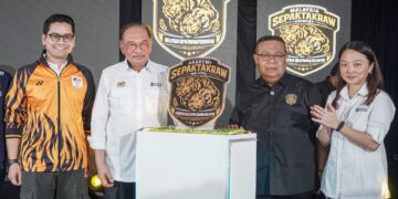 PERDANA Menteri, Datuk Seri Anwar Ibrahim (dua dari kiri), Menteri Belia dan Sukan, Dr. Mohammed Taufiq Johari (kiri), Menteri di Jabatan Perdana Menteri (Wilayah Persekutuan), Hannah Yeoh (kanan) dan Presiden Persekutuan Sepaktakraw Malaysia (PSM), Datuk Mohd Sumali Reduan (dua dari kanan) ketika bergambar selepas menyempurnakan gimik perasmian logo Akademi Sepak Takraw Malaysia pada Majlis Perasmian Kompleks Akademi Sepak Takraw di Stadium Jalan Raja Muda di sini, hari ini-UTUSAN/ISKANDAR ISHAK