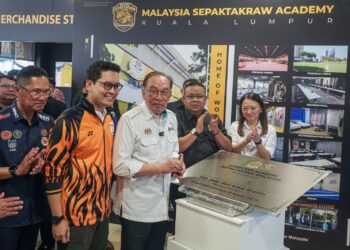 MENTERI Belia Dan Sukan, Dr Mohammed Taufiq Johari(kiri) bersama Perdana Menteri, Datuk Seri Anwar Ibrahim ketika Majlis Perasmian Kompleks Akademi Sepak Takraw di Stadium Jalan Raja Muda di sini, hari ini.-UTUSAN/ISKANDAR ISHAK