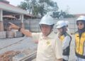 Ahmad Maslan (tujuh dari kanan) meninjau perkembangan projek pembangunan Pusat Aktiviti Setia Perdana, Presint 10, Putrajaya.