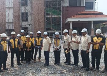 AHMAD Maslan (tujuh dari kanan) meninjau perkembangan projek pembangunan Pusat Aktiviti Setia Perdana, Presint 10, Putrajaya.
