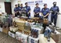 ROHAIZAD Ali (tengah) bersama sebahagian daripada rokok dan minuman keras tidak berkastam bernilai RM3.6 juta yang dirampas dalam satu serbuan di Bukit Mertajam, bulan lepas.-UTUSAN/DANIAL SAAD