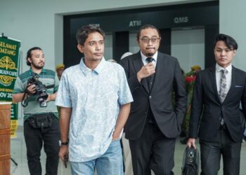 MOHD Aliff Naim Mohd Azmir (tengah, baju biru) didakwa bersama dua rakan lain mencuri sebuah kereta Ferrari di Mahkamah Majistret Ampang, hari ini. -UTUSAN/ISKANDAR ISHAK