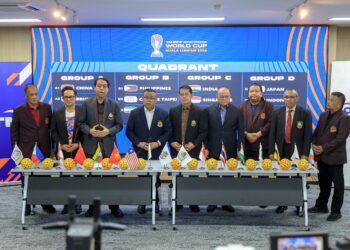 SETIAUSAHA Agung Persekutuan Sepaktakraw Antarabangsa (ISTAF), Datuk Abdul Halim Kader  (tiga kiri) bersama Presiden Persatuan Sepak Takraw Malaysia (PSM), Datuk Sumali Reduan (empat kiri) bergambar pada Majlis Pelancaran dan Pengundian TM ISTAF Sepak Takraw Piala Dunia 2026  di Kompleks Akademi Sepak Takraw Malaysia di sini hari ini.-UTUSAN/FARIZ RUSADIO