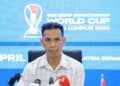 KETUA jurulatih sepak takraw kebangsaan, Ahmad Jais Baharun bercakap pada Majlis Pelancaran dan Pengundian TM ISTAF Sepak Takraw Piala Dunia 2026  di Kompleks Akademi Sepak Takraw Malaysia di sini hari ini.-UTUSAN/ FARIZ RUSADIO