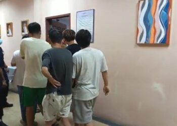 SEBAHAGIAN daripada 80 individu disyaki terbabit sindiket penipuan dalam talian dibawa ke Kompleks Mahkamah Tawau bagi berdepan pertuduhan hari ini.