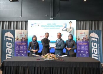 HUMAIDI Mat Yahya bersama Ketua Pegawai Operasi Amal by Malaysia Airlines memeterai perjanjian kerjasama strategik bagi pengurusan penerbangan musim Umrah 1448 Hijrah.