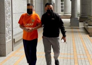 BEKAS pengarah pusat pendidikan sebuah PTA bergelar Datuk ditahan reman SPRM kerana disyaki menyalahgunakan kedudukan di Mahkamah Majistret Putrajaya..