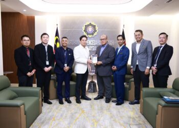 AZAM Baki menerima kunjungan hormat pihak Lembaga Pembangunan Seni Visual Negara di Ibu Pejabat SPRM di Putrajaya hari ini.