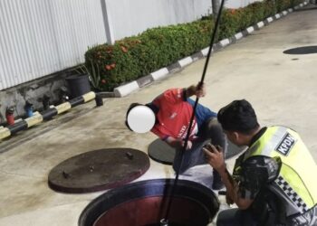 SEORANG anggota penguat kuasa KPDN Pulau Pinang (kanan) melihat pekerja sebuah stesen minyak memeriksa bekalan diesel di Juru, Bukit Mertajam, Pulau Pinang selepas menerima aduan daripada seorang pemandu lori berhubung isu kehabisan bekalan diesel di stesen minyak tersebut.-GAMBAR/KPDN PULAU PINANG