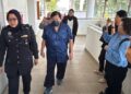 YANG Chin Cheong (tengah) dituduh melakukan amang seksual fizikal terhadap pelajar berusia 15 tahun di Mahkamah Sesyen Alor Setar, hari ini.