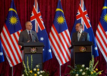 ANWAR Ibrahim dan Anthony Albanese dalam sidang akhbar bersama ketika lawatan rasmi Perdana Menteri Australia ke Malaysia di Kompleks Perdana Putra, Putrajaya hari ini.