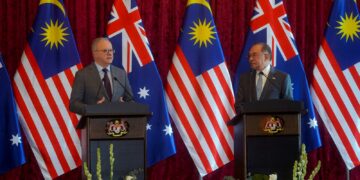 ANWAR Ibrahim dan Anthony Albanese dalam sidang akhbar bersama ketika lawatan rasmi Perdana Menteri Australia ke Malaysia di Kompleks Perdana Putra, Putrajaya hari ini.