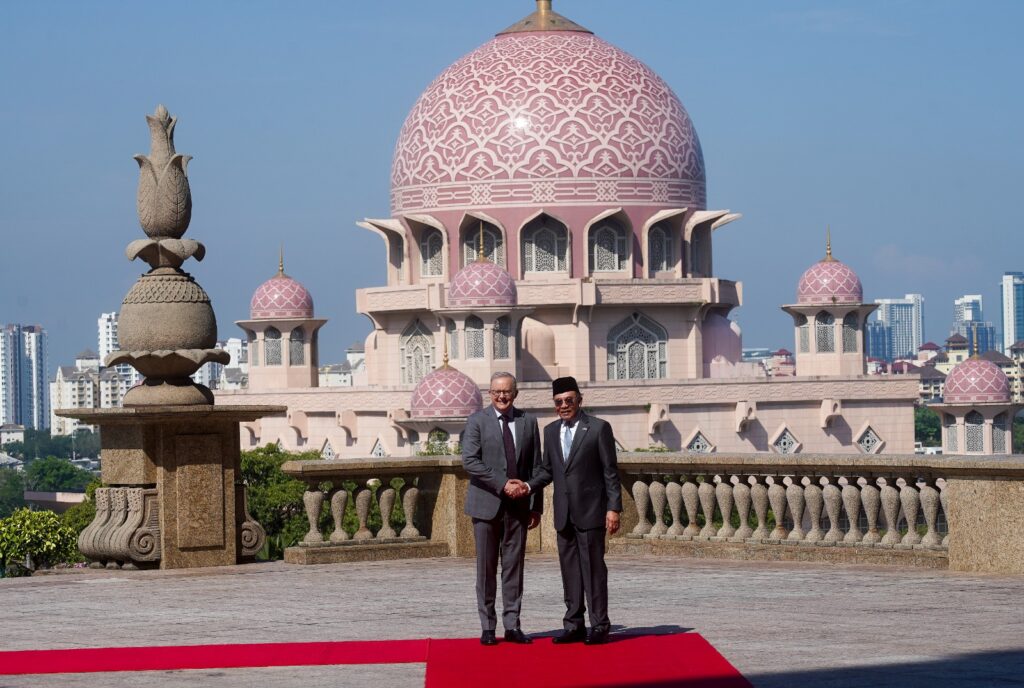 Perdana Menteri Australia diberi sambutan rasmi negara