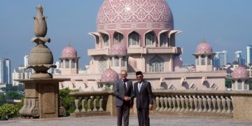 ANWAR Ibrahim bersalaman dengan Anthony Albanese ketika kunjungan rasmi Perdana Menteri Australia ke Malaysia di Bangunan Perdana Putra, Putrajaya. - UTUSAN/FAISOL MUSTAFA