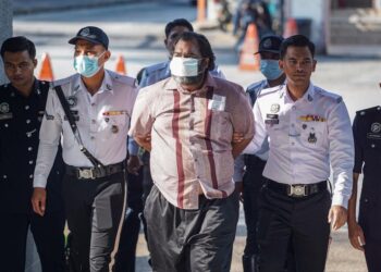 MUHAMMAD Kamal Raj Shanmugam Abdullah dituduh di Mahkamah Sesyen, Kuala Lumpur hari ini cuba membunuh seorang anggota polis trafik dan memandu secara melulu. - UTUSAN/ISKANDAR ISHAK