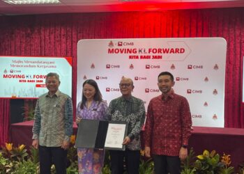 FADLUN Mak Ujud (kiri) bersama Hannah Yeoh sewaktu hadir merasmikan majlis menandatangani Memorandum Kerjasama(MoC) antara Dewan Bandaraya Kuala Lumpur (DBKL) dan CIMB Group Holdings Berhad (CIMB) di Institut Latihan DBKL, hari ini.