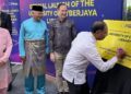 ZAMBRY Abd. Kadir menurunkan tanda tangan atas plak sebagai simbolik Majlis Perasmian Naik Taraf Perpustakaan Digital UoC di Cyberjaya hari ini.