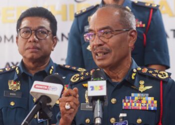 AHMAD Izram Osman (kanan) bersama Pengarah JBPM Pulau Pinang, Mohamad Shoki Hamzah ketika ditemui pemberita di Pusat Konvensyen PICCA @ Butterworth Arena, Pulau Pinang, hari ini.-UTUSAN/DANIAL SAAD