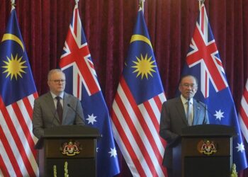 ANWAR Ibrahim bersama Anthony Albanese pada sidang akhbar di Kompleks Perdana Putra, Putrajaya, hari ini. - UTUSAN/FAISOL MUSTAFA