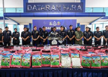 PENGARAH Jabatan Siasatan Jenayah Narkotik (JSJN) Bukit Aman, Datuk Hussein Omar Khan (tengah) bercakap pada sidang akhbar mengenai kejayaan JSJN melumpuhkan sindiket pengedaran dadah tempatan dan antarabangsa di Ibu Pejabat Polis Kontinjen (IPK) Kuala Lumpur di sini hari ini.