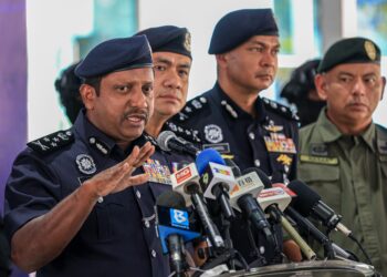 PENGARAH Jabatan Siasatan Jenayah Narkotik (JSJN) Bukit Aman, Datuk Hussein Omar Khan (kiri) bercakap pada sidang akhbar mengenai kejayaan JSJN melumpuhkan sindiket pengedaran dadah tempatan dan antarabangsa di Ibu Pejabat Polis Kontinjen (IPK) Kuala Lumpur di sini hari ini.