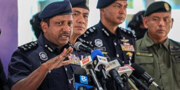 PENGARAH Jabatan Siasatan Jenayah Narkotik (JSJN) Bukit Aman, Datuk Hussein Omar Khan (kiri) bercakap pada sidang akhbar mengenai kejayaan JSJN melumpuhkan sindiket pengedaran dadah tempatan dan antarabangsa di Ibu Pejabat Polis Kontinjen (IPK) Kuala Lumpur di sini hari ini.