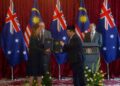 ANWAR Ibrahim dan Anthony Albanese menyaksikan pertukaran MoU antara Ketua Pengarah Jakim, Datuk Dr. Sirajuddin Suhaimee (dua dari kanan) dengan Pesuruhjaya Tinggi Australia ke Malaysia, Danielle Heinecke (kiri) sempena lawatan rasmi Perdana Menteri Australia selama tiga hari ke Malaysia di Bangunan Perdana Putra, Putrajaya hari ini. - UTUSAN/FAISOL MUSTAFA