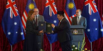 ANWAR Ibrahim dan Anthony Albanese menyaksikan pertukaran MoU antara Ketua Pengarah Jakim, Datuk Dr. Sirajuddin Suhaimee (dua dari kanan) dengan Pesuruhjaya Tinggi Australia ke Malaysia, Danielle Heinecke (kiri) sempena lawatan rasmi Perdana Menteri Australia selama tiga hari ke Malaysia di Bangunan Perdana Putra, Putrajaya hari ini. - UTUSAN/FAISOL MUSTAFA