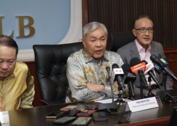 AHMAD Zahid Hamidi pada sidang akhbar selepas Mesyuarat Penyelarasan Penyerahan Pelaksanaan Projek Bekalan Air Luar Bandar Kepada Kerajaan Negeri Sabah bertempat di pejabat Kementerian Pembangunan Luar Bandar Sabah, Kota Kinabalu, hari ini. - UTUSAN/RAEESAH HANAN