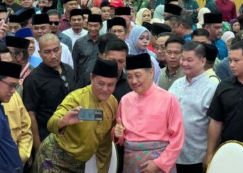 HAJIJI Noor berswafoto bersama tetamu ketika menghadiri Majlis Rumah Terbuka Hari Raya Aidilfitri Datuk Abdul Hakim Haji Gulam Hassan di Lahad Datu, Sabah, hari ini. - UTUSAN/NASRAWATI SYARIFUDDIN