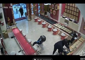 TANGKAP layar menunjukkan premis kedai emas di Jalan Tun Sambathan disamun empat penjenayah bersenjatakan dua pistol pagi tadi