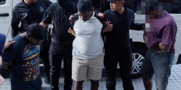 S. VALAN (tengah) semasa dihadapkan di Mahkamah Sesyen, Ampang, Selangor, atas pertuduhan lain, minggu lalu. –UTUSAN/SHIDIEQIEN ZON