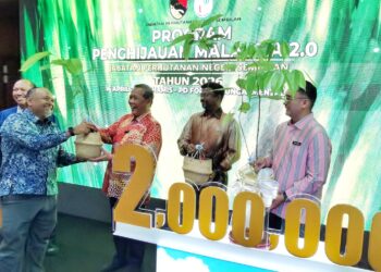 AMINUDDIN Harun menyerahkan anak pokok kepada wakil-wakil penerima pada Program Kick-Off Penghijauan Malaysia 2.0 Jabatan Perhutanan Negeri Sembilan Tahun 2026 di Port Dickson hari ini.-UTUSAN/MOHD. SHAHJEHAN MAAMIN