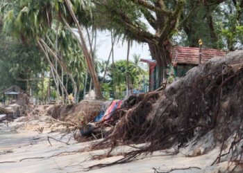 MASALAH hakisan pantai yang berlaku di Batu Ferringhi jika masih berterusan boleh 'mencacatkan' pemandangan kawasan tersebut sebagai pusat peranginan terkenal di Pulau Pinang. - UTUSAN/DANIAL SAAD