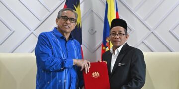 SHAMSUL Azri Abu Bakar menyampaikan surat pelantikan ANM kepada Nasran Omar.