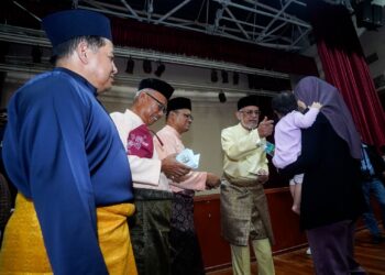 KHALID Samad menyampaikan sumbangan raya kepada kanak-kanak pada majlis ramah mesra Pengerusi KADA di Putrajaya. - UTUSAN/FAISOL MUSTAFA
