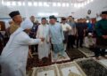 ANWAR Ibrahim menyantuni jemaah ketika hadir menunaikan solat Jumaat di Surau Bomba Cyberjaya. - UTUSAN/FAISOL MUSTAFA