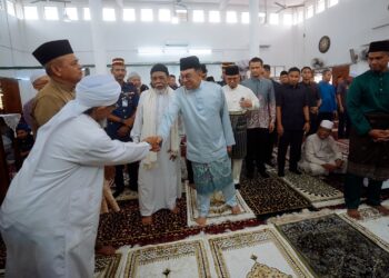 ANWAR Ibrahim menyantuni jemaah ketika hadir menunaikan solat Jumaat di Surau Bomba Cyberjaya. - UTUSAN/FAISOL MUSTAFA